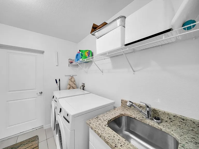 2204 SW 30th Ter — Photo 14