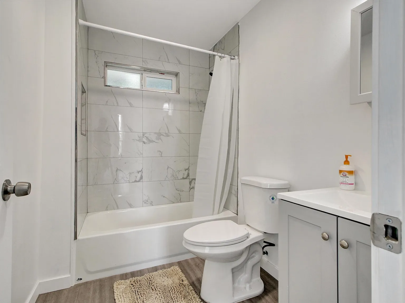 3 bed, 990 sqft, $3,500 — Photo 1