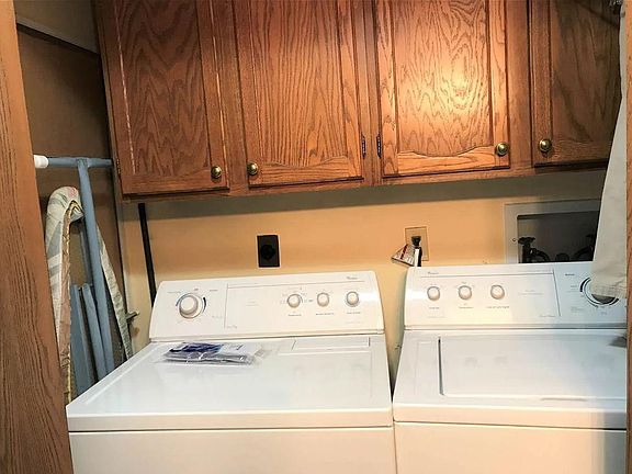 WASHER & DRYER IN THE 2ND BATHROOM