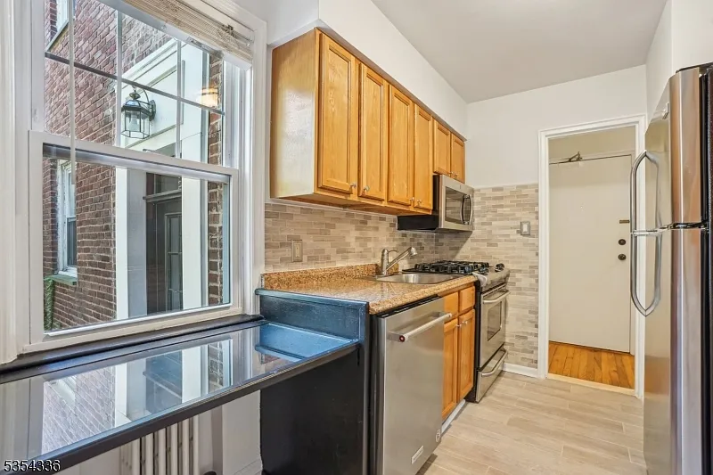 2 bed, 1.0 bath, $2,650 — Photo 2