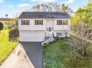 825 S Oak Creek Dr, Genoa, IL 60135