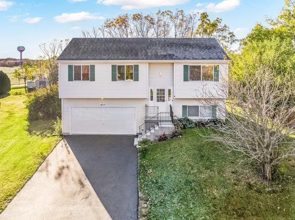 825 S Oak Creek Dr, Genoa, IL 60135