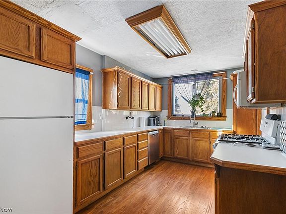 4th image of 273 E Miller Ave