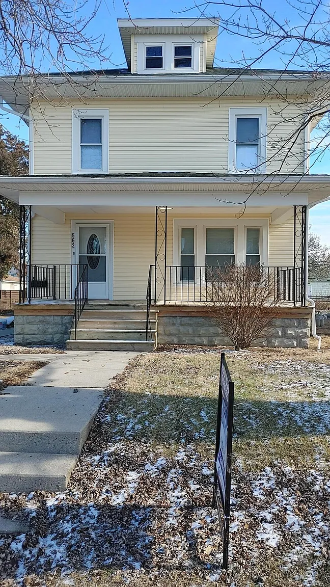562 Windsor St photo 1