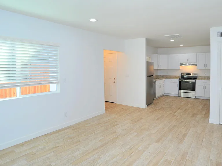 3318 E Presidio Rd — Photo 5