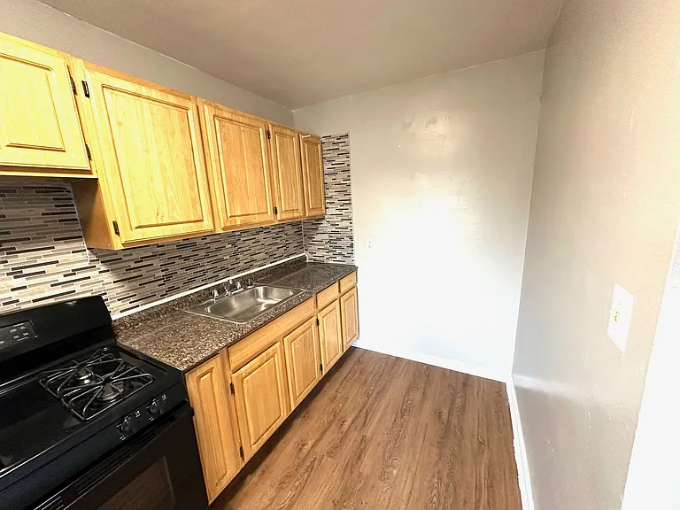 1000 Otis St NE — Photo 16