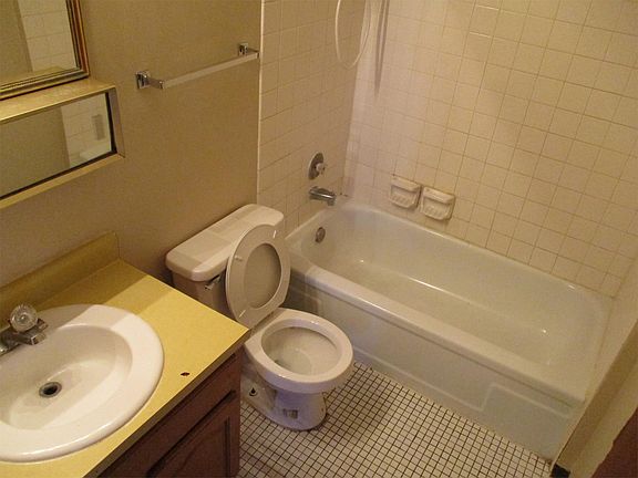 4th image of 520 Bellarmine Dr E APT 1
