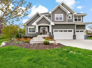 145 Cutacross Rd, Golden Valley, MN 55422