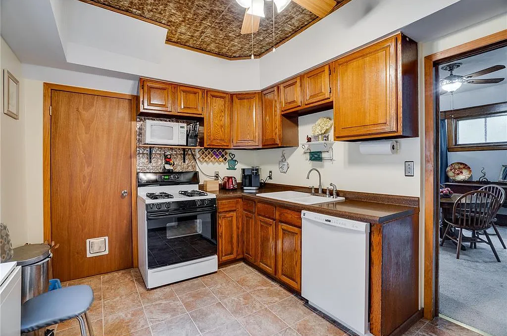 5 bed, 3201 sqft, $2,850 — Photo 3