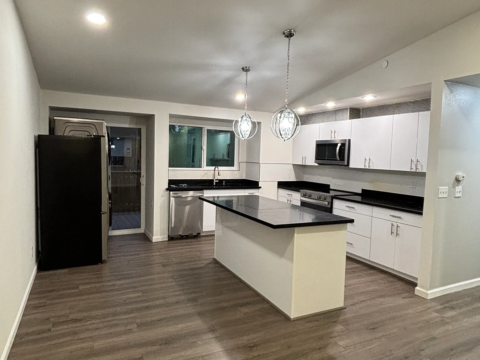 3 bed, 1100 sqft, $3,500 — Photo 2