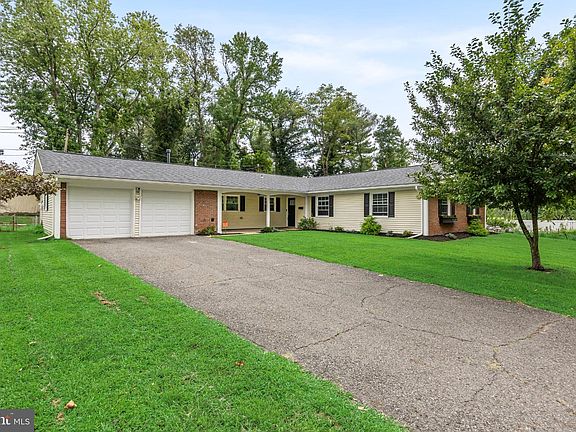 2nd image of 16 Creekview Rd