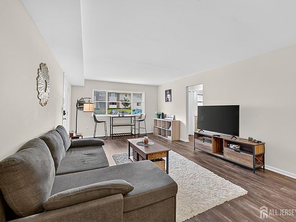 5th image of 207 Mandon Ct S