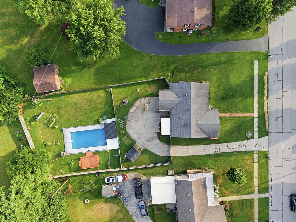1st image of 13 Bel Air Dr