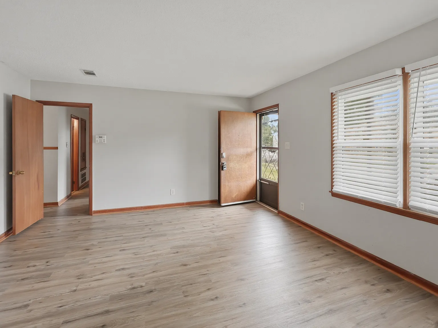 3 bed, 1.5 bath, 1327 sqft, $1,400 — Photo 3