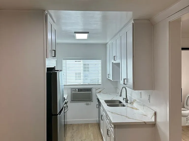 The Diplomat Apartments — Photo 12