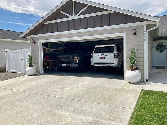 3rd image of 2586 Blossom Ln