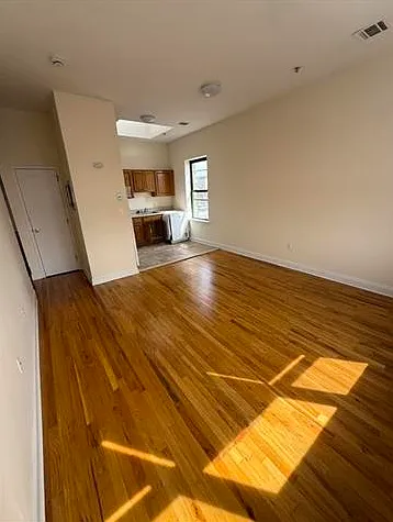3 bed, 1000 sqft, $2,400 — Photo 3
