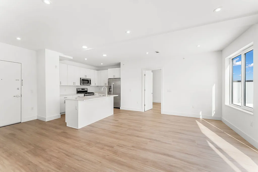 2 bed, 1200 sqft, $3,700 — Photo 3