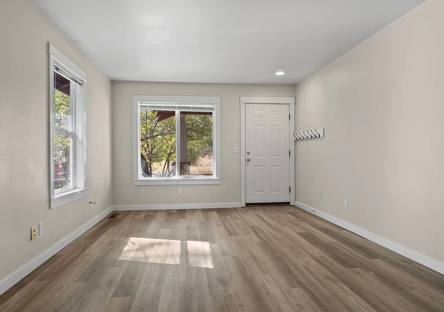 114 SE Roosevelt — Photo 2