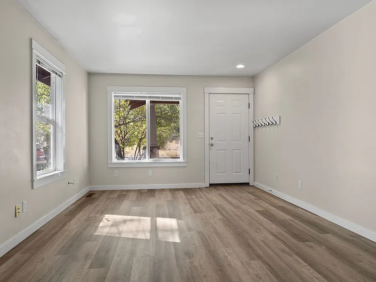 114 SE Roosevelt Ave #&-2 — Photo 2
