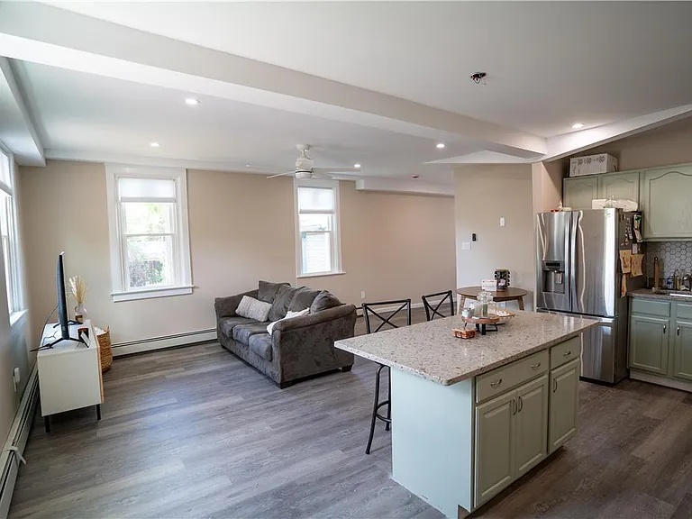 128 E Spruce St — Photo 4