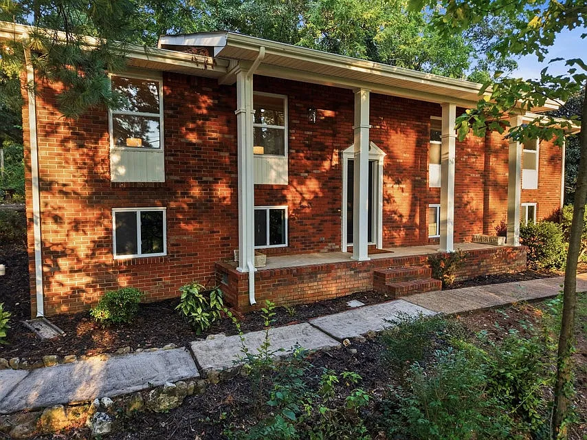 4 bed, 2133 sqft, $2,900 — Photo 2