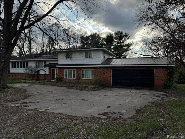 226 S Burkhart Rd, Howell, MI 48843