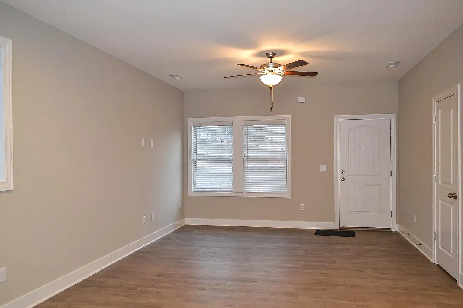 2 bed, 1.5 bath, 1107 sqft, $1,650 — Photo 4