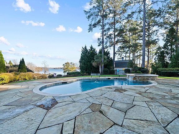 3rd image of 121 Island View Ln