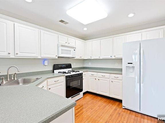 3rd image of 1030 Robin Court #700