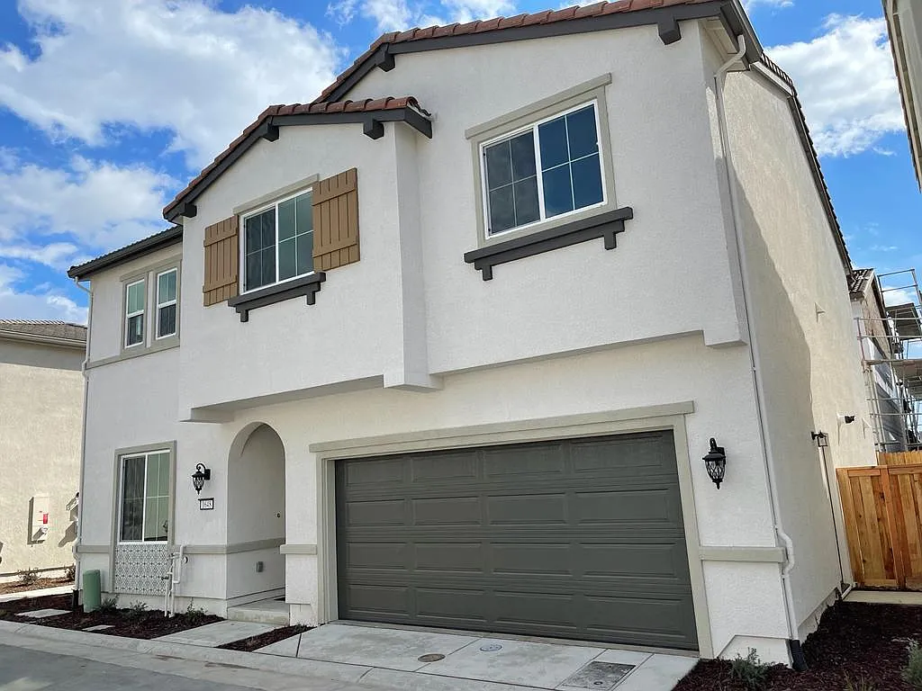 1648 Pagoda Ln photo 1