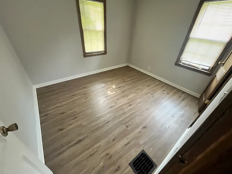 1512 Wallace Ave — Photo 5