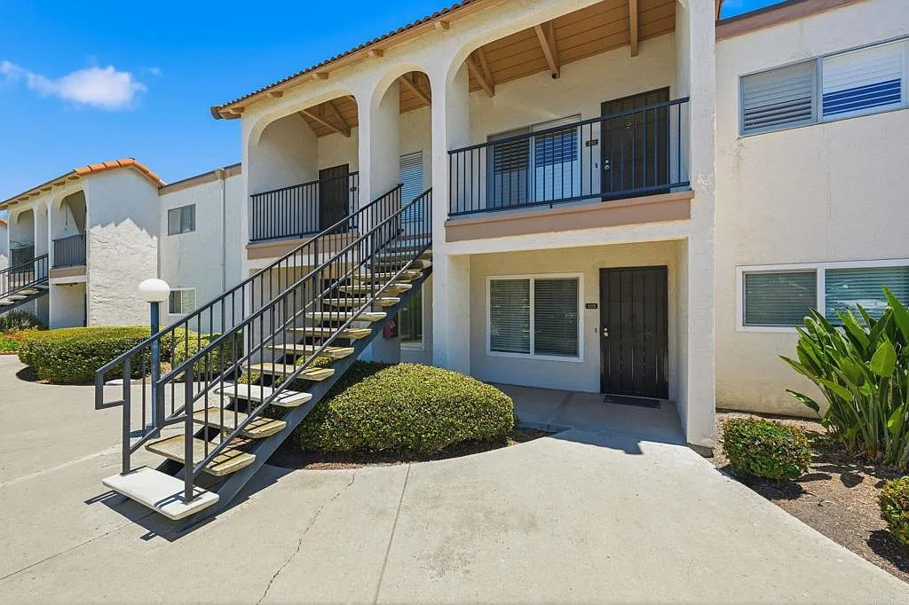 2 bed, 877 sqft, $2,600 — Photo 1