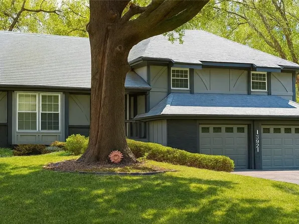 13921 S Brookwood Ct, Olathe, KS 66062