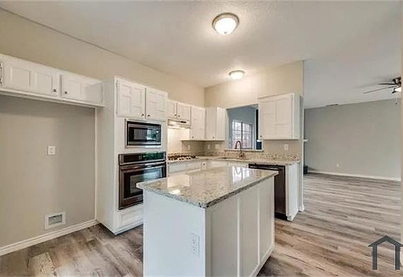2nd image of 2610 Larkspur Ln