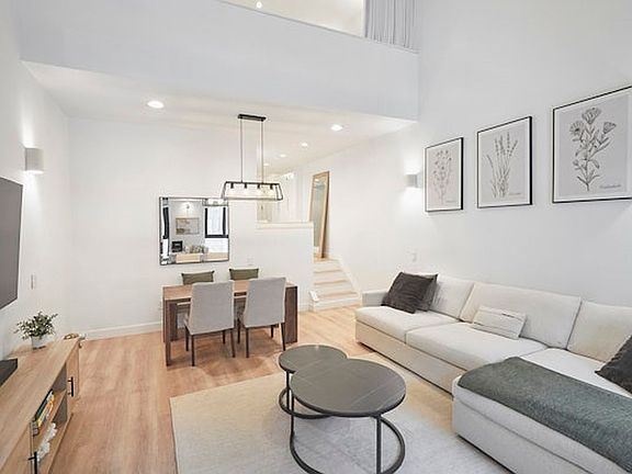 3rd image of 135 W 70th St APT 2G