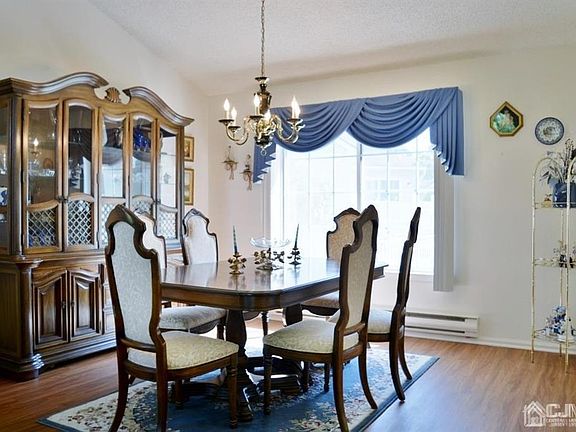 4th image of 578 Nutley Dr #A