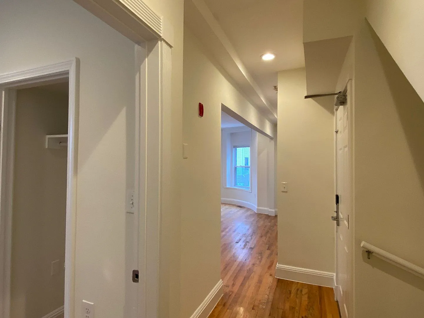 No Brokers Fee, All the Utilizes Included in the Rent, Laundry, Elevator — Photo 3