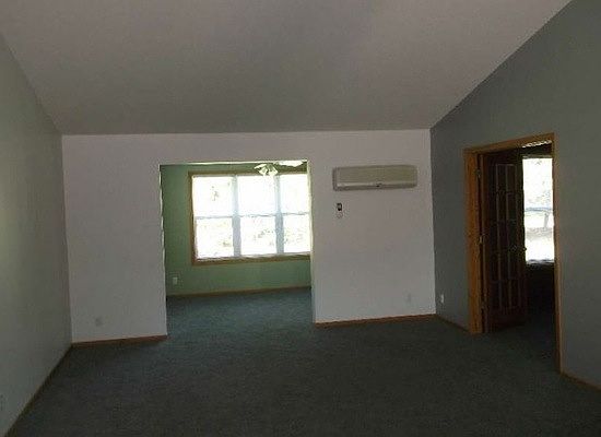 4th image of 221 Viking Dr E