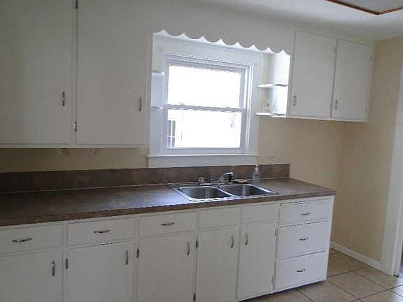 3rd image of 305 Burgess St