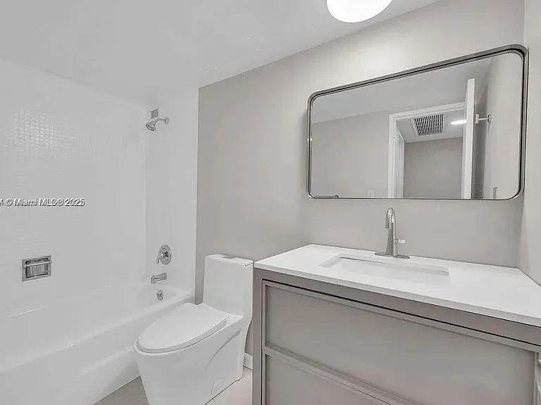 5700 Collins Ave #3C — Photo 16