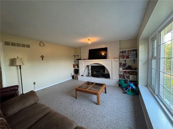 18655 W 199th St, Spring Hill, KS 66083