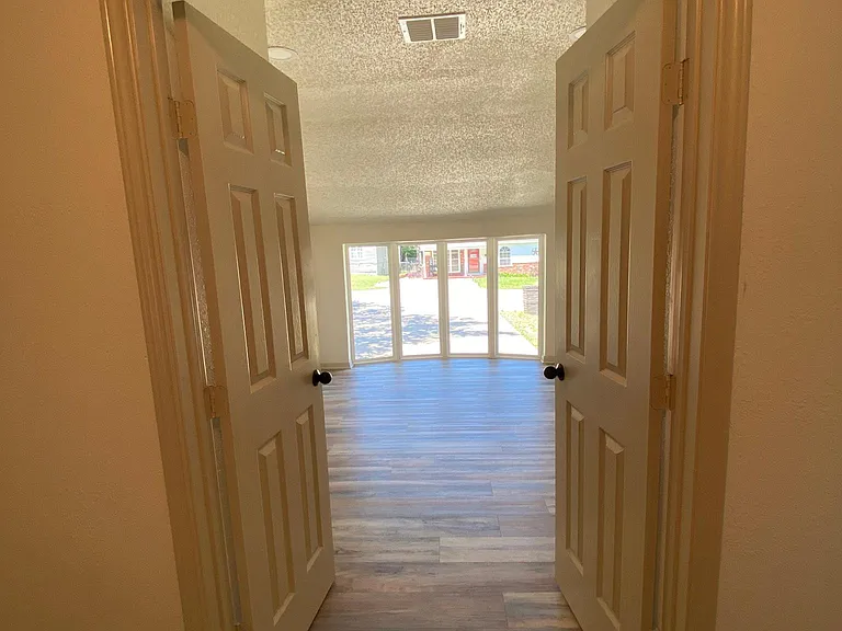 2512 Burton Ave — Photo 5