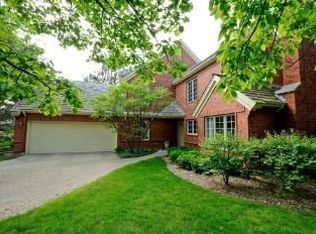 10 Regent Wood Rd, Northfield, IL 60093