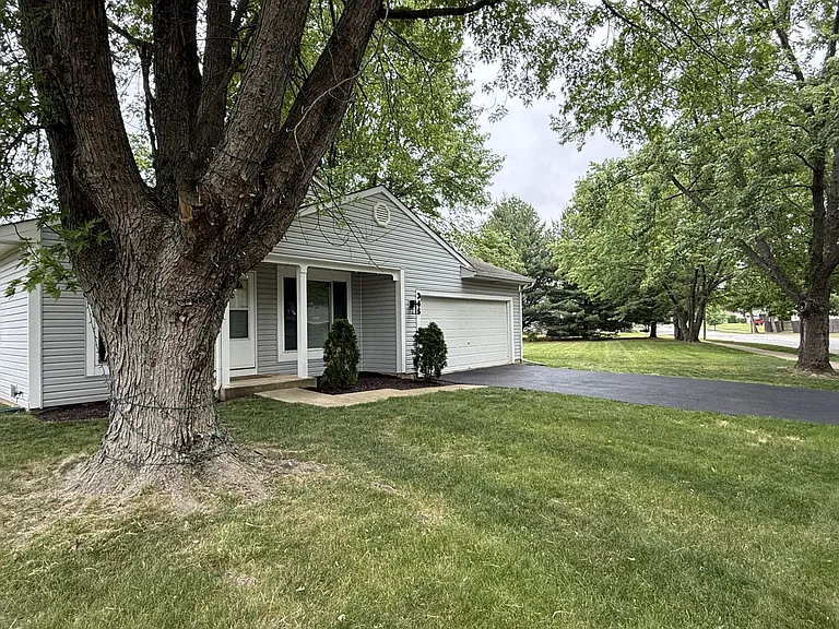 346 Danbury Dr — Photo 2
