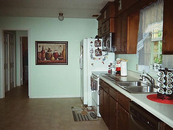 4th image of 716 Galahad Dr