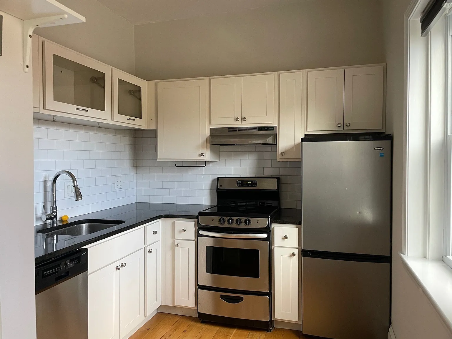 1 bed, 1.0 bath, 387 sqft, $2,400 — Photo 2