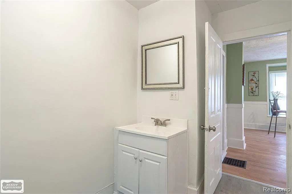 4 bed, 1.5 bath, 1350 sqft, $1,400 — Photo 2