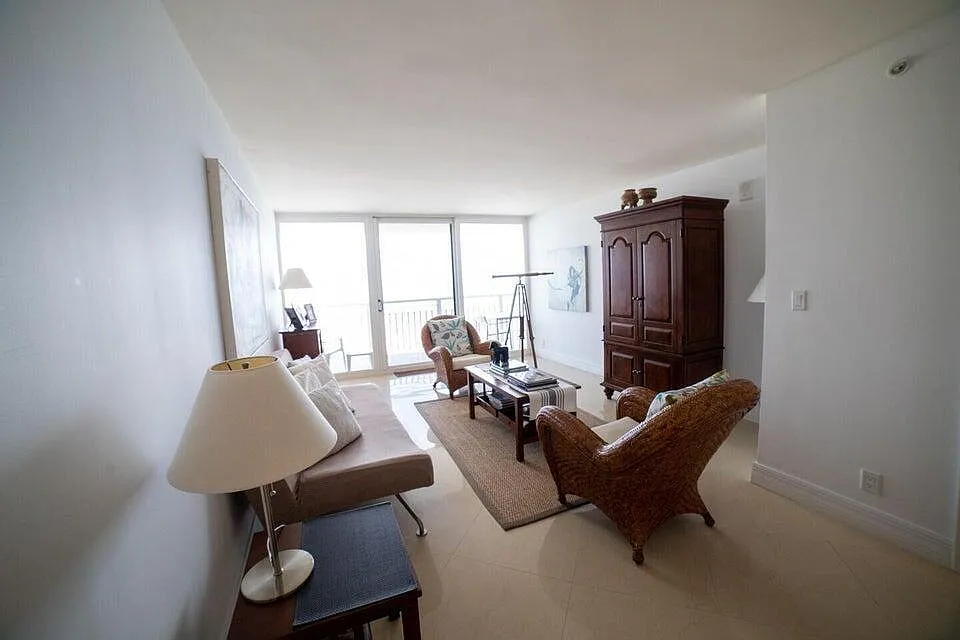 1 bed, 1.5 bath, 913 sqft, $3,800 — Photo 3