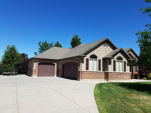 Lg driveway with RV parking